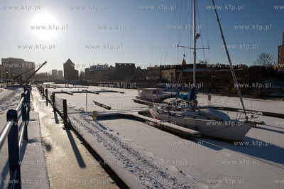 Zima w Gdansku, opustoszala marina jachtowa. W tle...