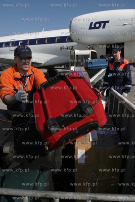 Port lotniczy w Gdansku Rebiechowie. Przed terminalem...