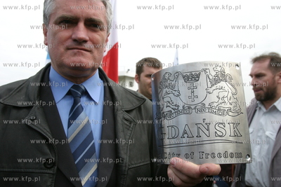 Maszty na ktorych zawisna flagi nowych czlonkow Unii...