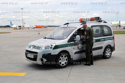 Lotnisko im Lecha Walesy w Gdansku Rebiechowo. Nz patrol...