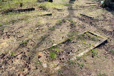 Grobowiec rodziny Gralathow i groby  na opuszczonym...