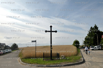 KIelno na Kaszubach. Krzyz na rozdrozu drog. 14.07.2013...