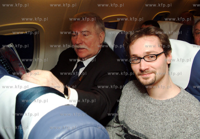 Lech Walesa z synem Jaroslawem w samolocie PLL LOT...