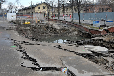 Gdansk. Dziura powstala na skutek awarii wodociagowej...