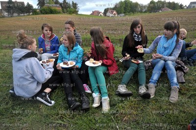 Nabozenstwo majowe przy kapliczce na tzw. Wydmuchowie...