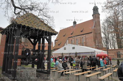 Jarmark Swiateczny na placu Mariackim przy kosciele...