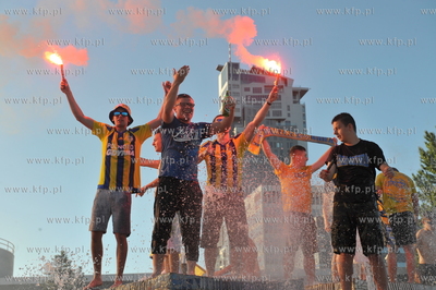 Gdynia swietuje awans Arki do ekstraklasy na skwerze...