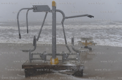 Zalana plaża w Gdańsku Jelitkowie po wichurze. Zalane...