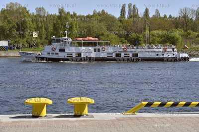 Gdańsk Nowy Port. Martwą Wisłą płynie statek wycieczkowy...