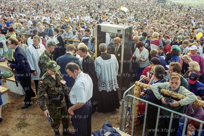 Papież Jan Paweł II w Pelplinie. Msza święta. Kontrola...