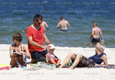 Polwysep helski. Marcin Prokop nad morzem z coreczka.
23.07.2008
fot....