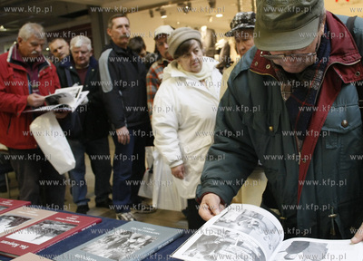 Gdansk. Centrum handlowe Manhattan. Premiera i promocja...