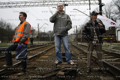 Gdansk. Dworzec Glowny. Protest kolejarzy, ktorzy domagaja...