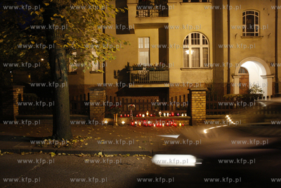Sopot. Wszystkich swietych. Znicze pod kamienica, w...