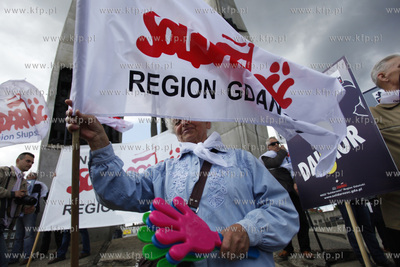 Gdansk. Manifestacja przedstawicieli NSZZ Solidarnosc...