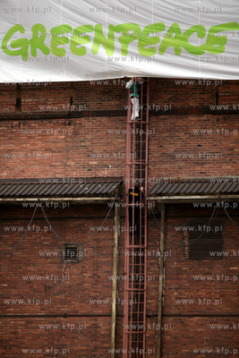 Stocznia Gdanska. Aktywisci Greenpeace rozwiesili na...