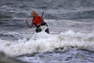Gdansk Brzezno. Silny wiatr, duza fala to wymarzone...