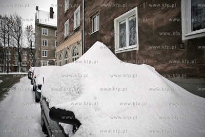 Zaparkowane samochody przy ul. Katarzynki w Gdansku....