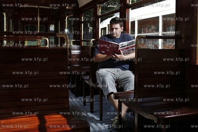 Autorzy albumu " 140 lat gdanskich tramwajow " w zajedni...