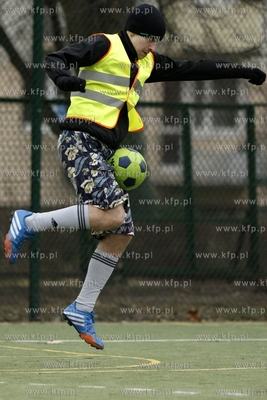 Gdansk Zaspa. Pilkarski turniej dzikich druzyn Do przerwy...