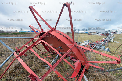 Z powodu silnych podmuchow wiatru runal  60-metrowy...