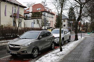 Trzy auta zaparkowane na scieżce rowerowej na ul....