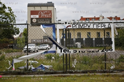 Zniszczone nielegalne bannery reklamowe przy alei Żołnierzy...