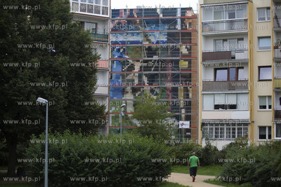 Gdańsk Zaspa.  Na scianie bloku przy ul. Skarzyńskiego...