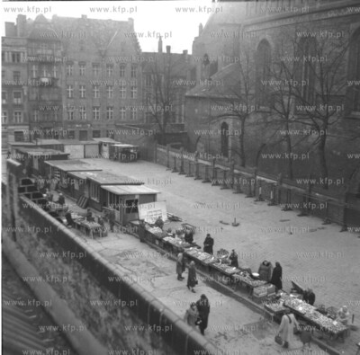 Gdansk widok z dachu Hali Targowej na plac przy kosciele...