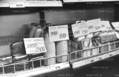 Sklep spozywczy - nz polka z przecenionym towarem....