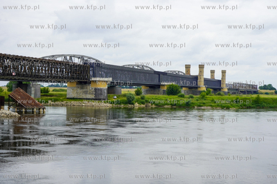 Zabytkowy i obecnie nieczynny most drogowy w Tczewie...