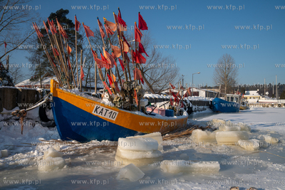 Zima na Mierzei Wiślanej. Zamarznięty port rybacki...