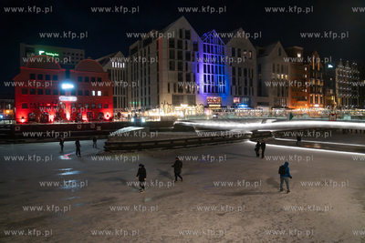 Wieczorne spacery po skutej lodem Motławie w Gdańsku....