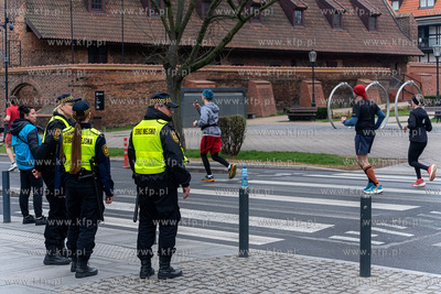 Energa Gdańsk Maraton. Nz. patrol Straży Miejskiej....