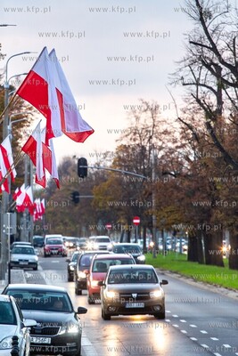 Gdańsk. Al. Zwycięstwa. Flagi z okazji 101. rocznicy...
