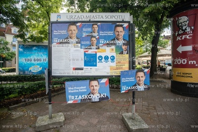 Sopot. Plakaty wyborcze Szymona Hołowni i Rafała...