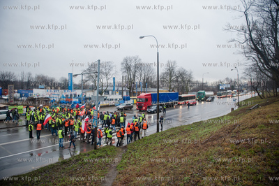 Gdansk. Trakt Sw. Wojciecha. Rybacy blokujac przejscie...