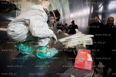 Stocznia Gdanska. Tydzien po pozarze hali produkcyjnej...