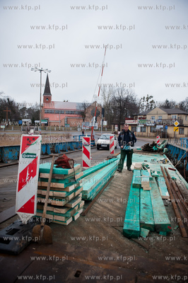 Gdansk Sobieszewo. Wymiana desek w moscie pontonowym...