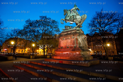 Gdansk. Bialo-czerwona iluminacja Pomnika Jana III...