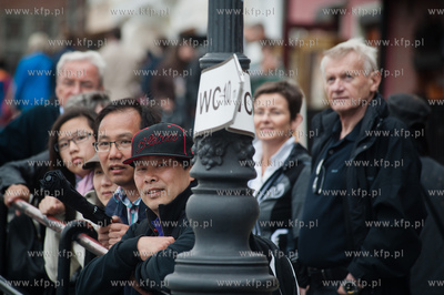Gdansk. Dlugie Pobrzeze. Pelne turystow ulice starego...
