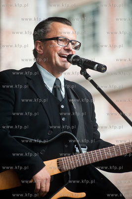 Gdansk. Scena na Dlugim Targu. Wystep kabaretu OT.TO...