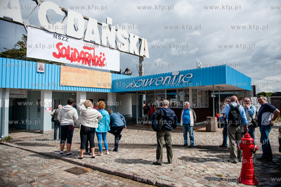 Gdansk. Zwiazkowcy wieszaja tranparent NSZZ Solidarnosc...
