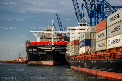 Gdansk. Najwiekszy kontenerowiec na swiecie MSC Maya...