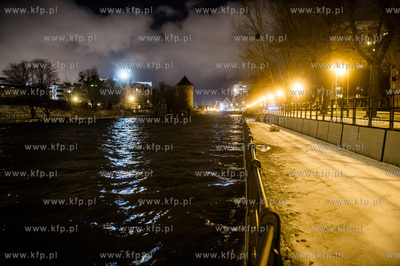 Gdańsk. Wysoki poziom wód Motławy, który jest efektem...