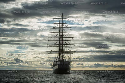 Zatoka Gdańsk. Wspólne ćwiczenia stawiania żagli...