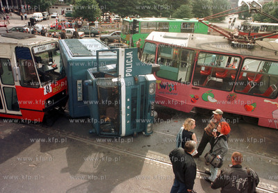 Zderzenie tramwaju z samochodem policyjnym w dniu swieta...