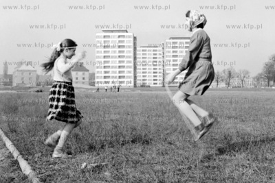 Dziewczynki skaczą przez skakankę w Gdańsku Oliwie....