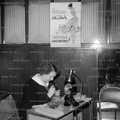 W punkcie repasacji pończoch w Gdyni.  (Lata 60).
1960
0005940z_gdynia
Fot....