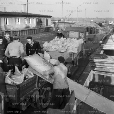 Przeładunek worków ze zbożem z samochodu na barkę...